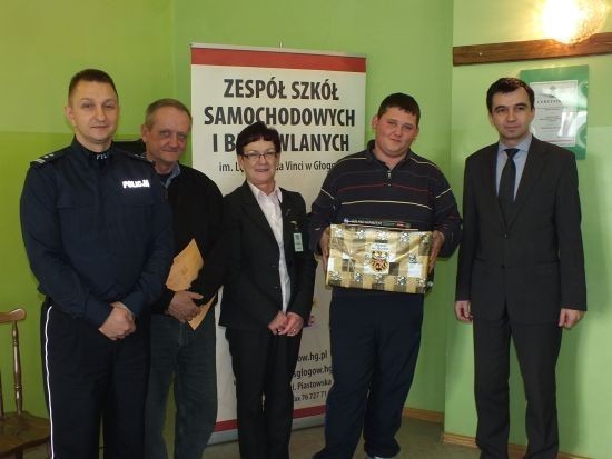 Policja w Głogowie podziękowała uczniowi ZSSiB Pawłowi Kociołczykowi za pomoc w uratowaniu człowieka