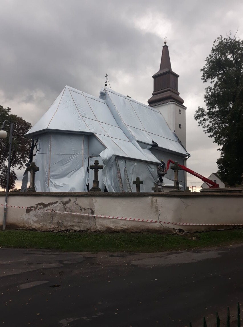 OPOROWO. Kościół w Oporowie przechodzi fumigację, czyli zabieg usuwania korników. To ocali zabytkową świątynię [ZDJĘCIA]   