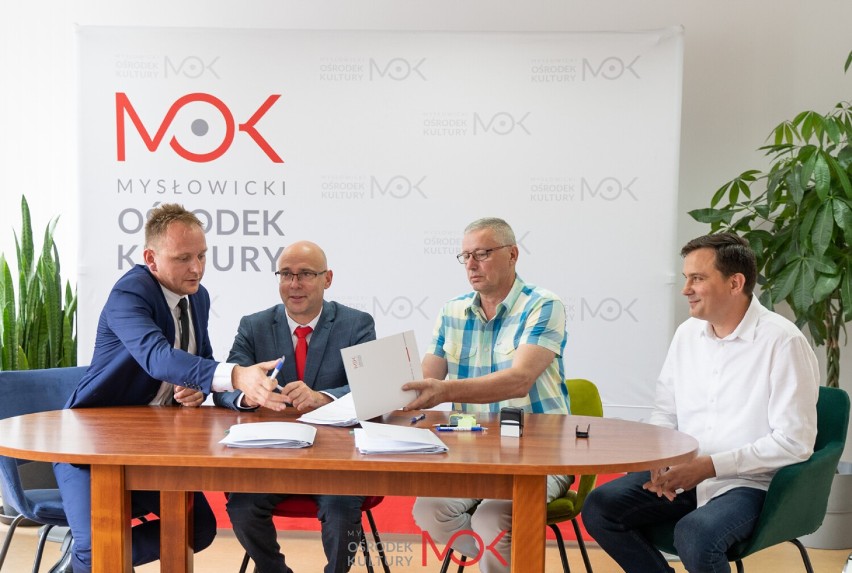 Uroczyste podpisanie umowy na termomodernizacje budynku MOKu...