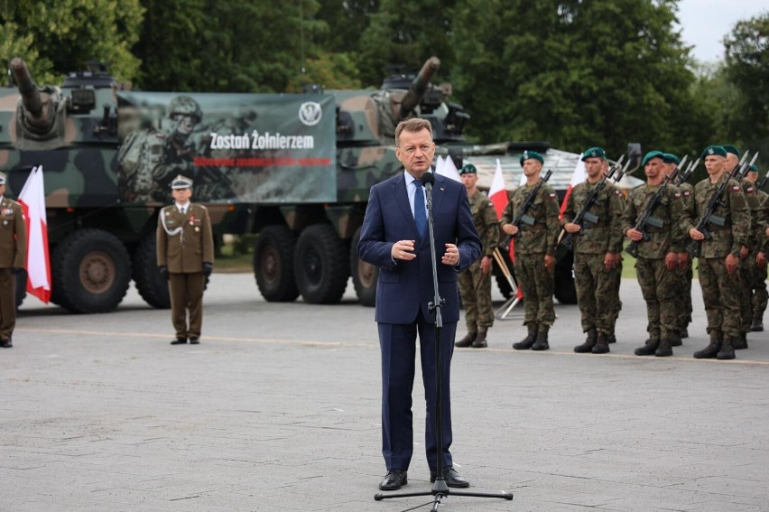 Wicepremier Mariusz Błaszczak w Chełmie uczestniczył w przysiędze żołnierzy 19. chełmskiego dywizjonu artylerii samobieżnej. Zobacz zdjęcia