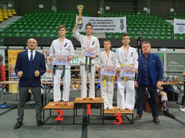32 medale zdobyli zawodnicy ZKS Karate Kyokushin Zielona Góra na turnieju w hali CRS.