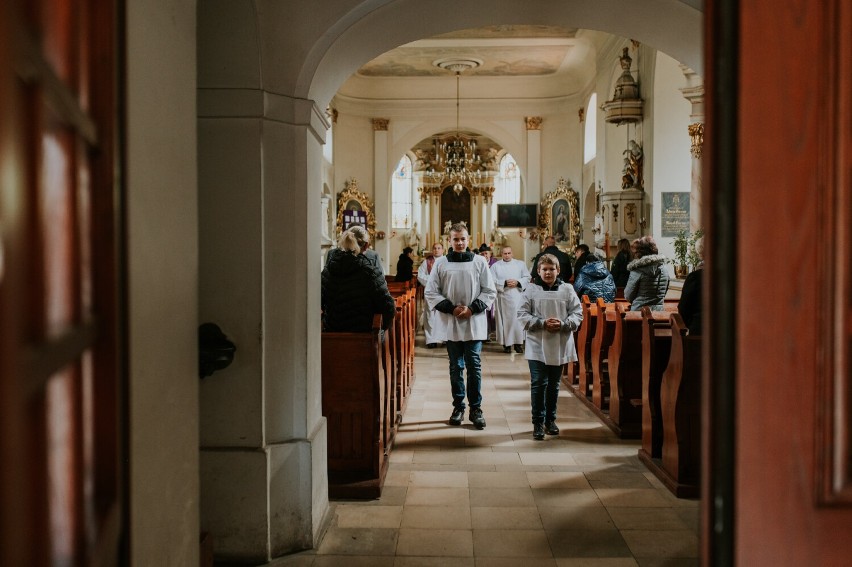 Wszystkich Świętych 2023. Msza święta na cmentarzu parafialnym w Objezierzu przyciągnęła tłumy
