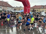 Pętla Wieluńska 2024 Bieg Główny. Ponad 300 zawodników pobiegło w strugach deszczu 