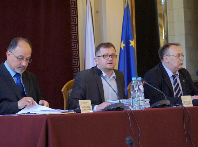 Grzegorz Światłowski (w środku) pozostanie przewodniczącym rady miejskiej