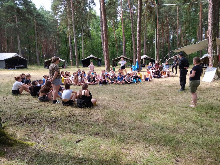 Wieluńscy strażacy regularnie odwiedzają obozy harcerskie i rozmawiają z jego uczestnikami o zasadach bezpieczeństwa