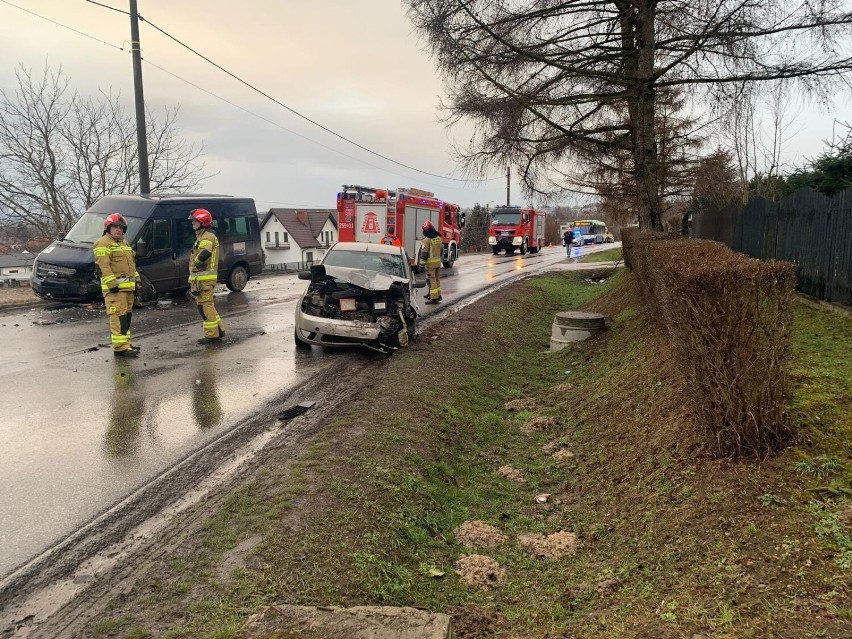 Kraków. Wypadek z udziałem busa w rejonie Nowej Huty