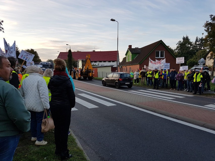 Co kilka minut protestujący protestujący robią przerwę, żeby...