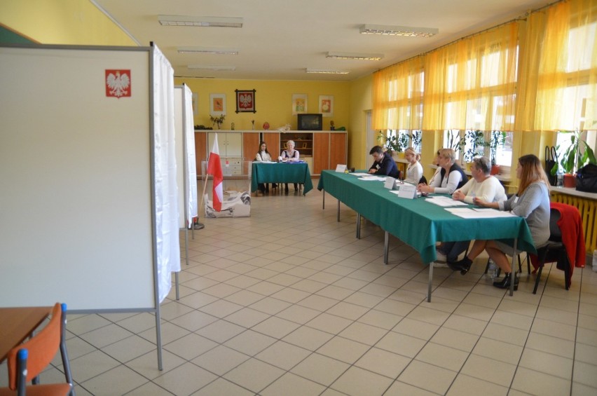 Wybory parlamentarne 2019: mieszkańcy Witkowa wybierją posłów i senatorów. Jaka była frekwencja do południa 