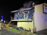 Nocny pożar domu w Czeladzi. Pożar gasiło sześć zastępów straży pożarnej. Dwie poszkodowane osoby trafiły do szpitala 