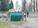 Krotoszyn. Śmieci na cmentarzu. Nie wszyscy księża chcą płacić za ich wywóz. ZDJĘCIA