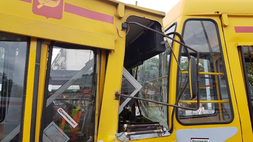 Dwa tramwaje zderzyły się na Limanowskiego. Są ranni [ZDJĘCIA, FILM]