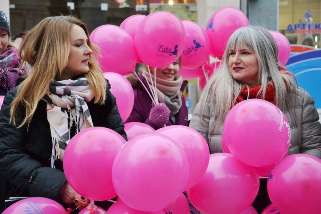 „One Billion Rising. Nazywam się Miliard”,   to nietypowa akcja, która ma na celu zwrócenie uwagi na przemoc seksualną wobec dziewcząt i kobiet. 

Dlaczego miliard? Bo tyle kobiet na całym świecie zostało dotkniętych przemocą seksualną. - 40 proc. Polek doświadczyło jakiejś formy przemocy seksualnej, a 90 proc. przyznaje, że doznało niechcianych zachowań o podłożu seksualnym - podkreślają organizatorki. 

14 lutego w 100 miastach w Polsce zatańczono przeciwko przemocy. W Zielonej Górze grupa kobiet zebrała się koło ratusza. - Tańczymy bo chcemy, bo możemy i dlatego, że w tańcu absolutnie władamy naszymi ciałami -  - mówiła  Anita Kucharska -Dziedzic, prezes Lubuskiego Stowarzyszenia BABA. - O to chodzi w tej akcji, żeby pokazać, że ciało należy do nas i to my decydujemy, co z nim robimy. A jeżeli ktoś chce się do naszego ciała dobrać, to musi poprosić o pozwolenie! 
-&nbsp;Nie możemy być obojętni. Trzeba głośno krzyczeć STOP! - przyznała Anna, jedna z uczestniczek. 



