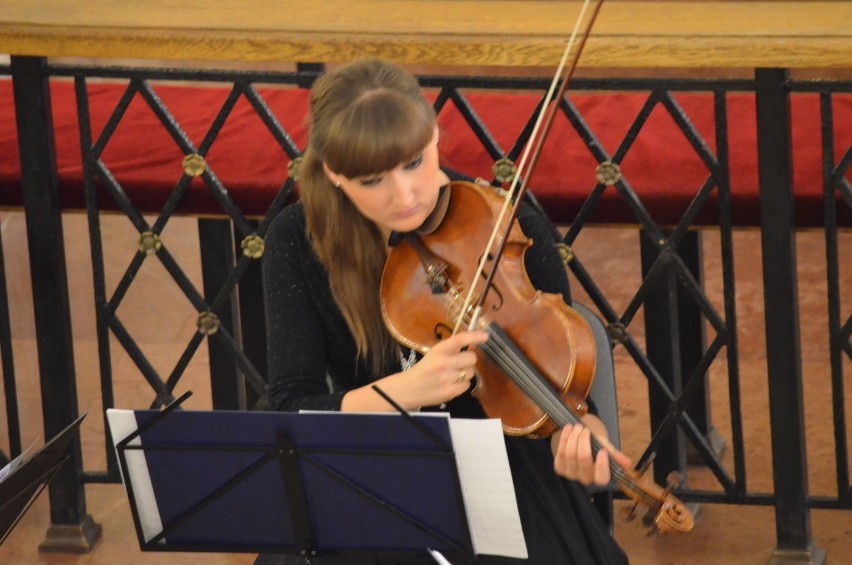 Katarzyna Budnik-Gałązka (altówka). Fot. Weronika Trzeciak