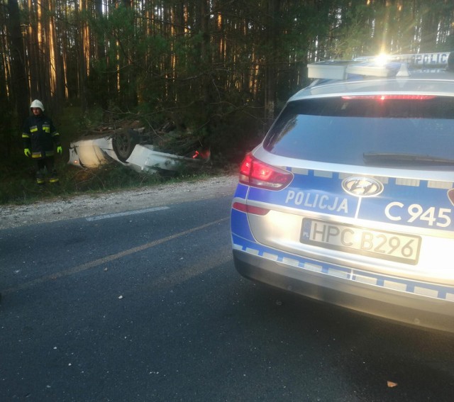 Auto pirata drogowego na trasie Tleń - Tuchola było mocno uszkodzone.