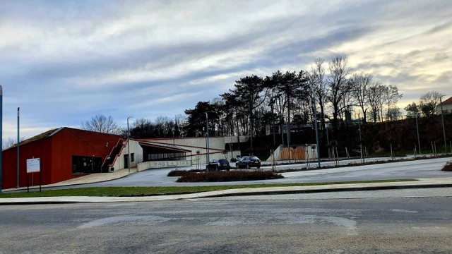 Park&Ride w Starym Sączu świeci pustkami. Kładka pomoże ożywić to miejsce?