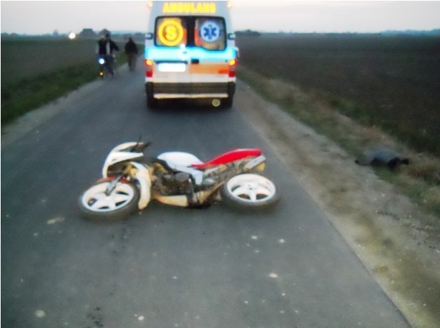 W Rozdrażewie na drodze w kierunku Nowej Wsi motocykl zderzył się z samochodem [ZDJĘCIA]