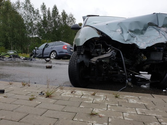 Wypadek wyglądał groźnie, części samochodu zostały na jezdni