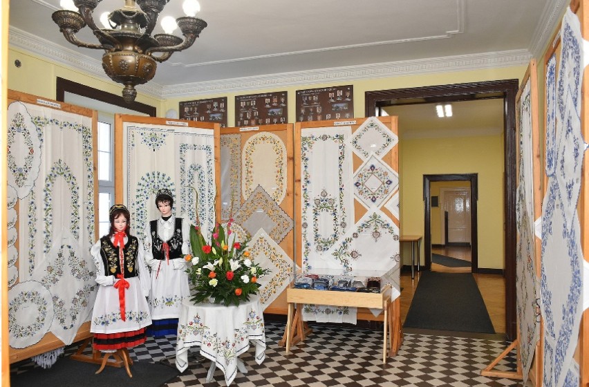 W holu lęborskiego starostwa można obejrzeć wyjątkowe kaszubskie hafty