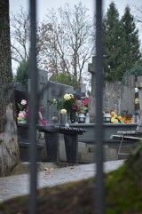 Zamknięty cmentarz w Bełchatowie, w Dzień Zaduszny, 2.11.2020. Znicze przed bramą