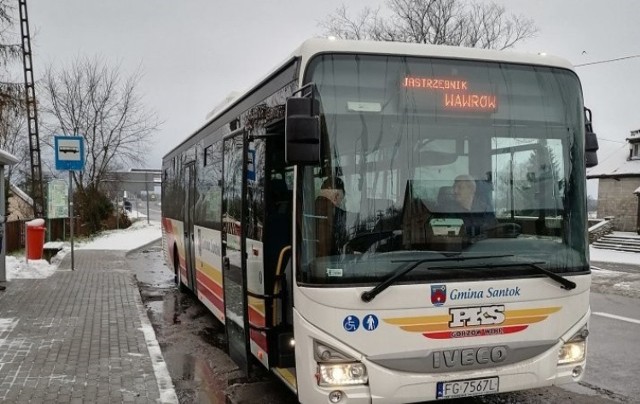 Godzinny przejazd autobusem kosztuje 5 zł.