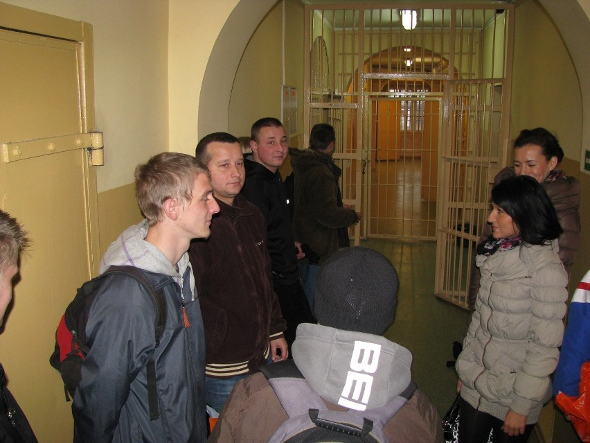Lębork: Przyszli ochroniarze odwiedzili komendę