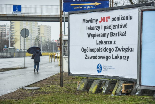 Takie banery z wyrazami poparcia dla Bartosza Fiałka zwisły jakiś czas temu w Bydgoszczy.