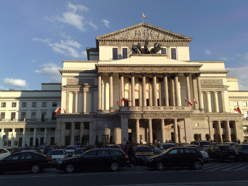 Opera Narodowa w Warszawie przygotowana do Święta Flagi i 3...