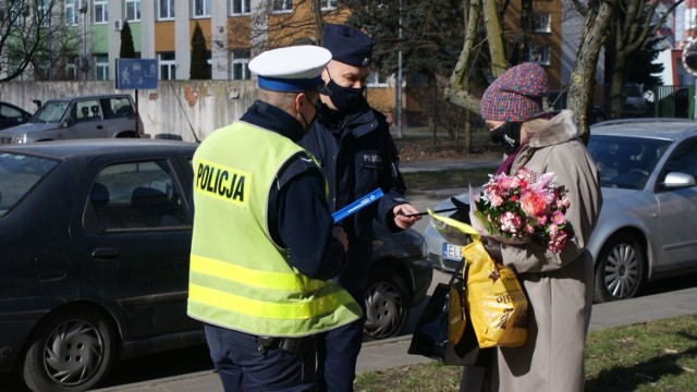 - Każda z Pań, która spotkała się z nami, poza życzeniami otrzymała kamizelkę i opaskę odblaskową. Na taki prezent i wyrozumiałość - w tym szczególnym dniu, mogła liczyć również ta z Pań, która dopuściła się drobnego przewinień - czytamy na stronie łęczyckiej policji.