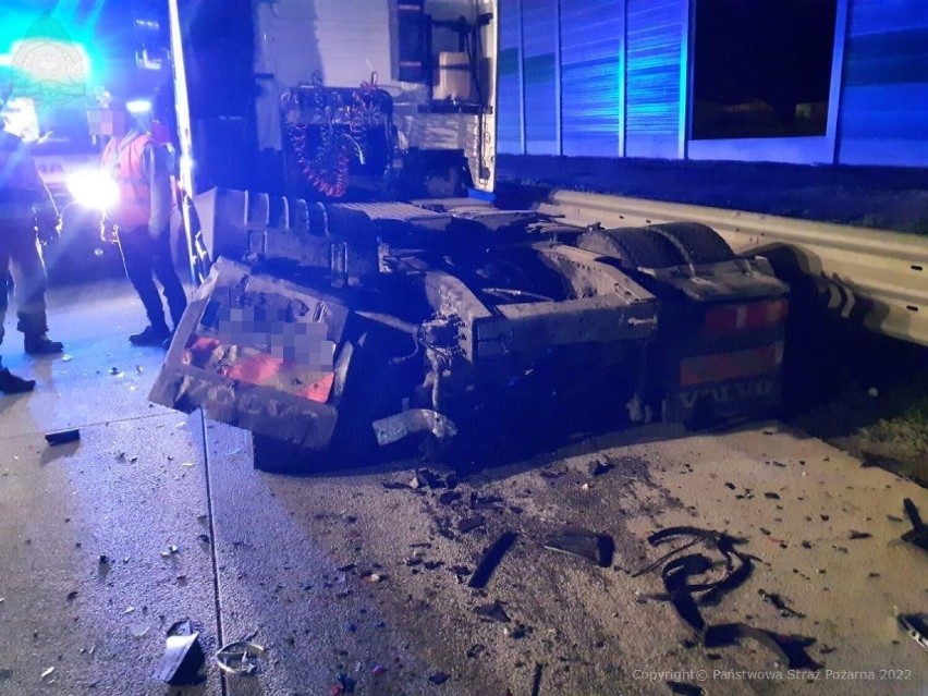 Wypadek na autostradzie A1 między Radomskiem a Kamieńskiem. Samochód osobowy uderzył w holowaną ciężarówkę