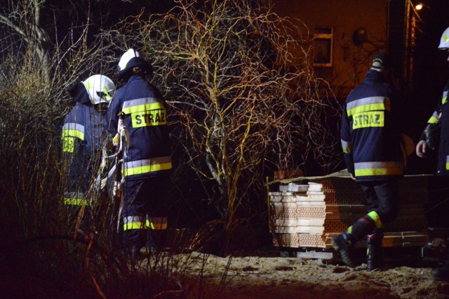 Sygnał o pożarze trawy przy ul. Sikorskiego, dyspozytor Państwowej Straży Pożarnej w Żarach dostał ok. 22.30 z numeru alarmowego 112. Miejsce wydawało się dość groźne, bo po drugiej stronie ulicy znajduje się szkoła podstawowa. Natychmiast zadysponowano tam jednostkę Ochotniczej Straży Pożarnej w Kunicach. Ochotnicy w kilka minut  byli na miejscu i pożar ugasili. Jednostka OSP Kunice jest bardzo sprawnie działającą, znajduje się w Krajowym Systemie Ratowniczo- Gaśniczym. 

Zielona Góra. Nocny pożar peugeota przy ul. Waszczyka. WIDEO:


