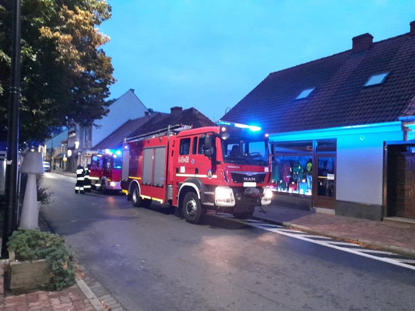 Wolsztyn: Pożar budynku przy ulicy Roberta Kocha. Liczne zastępy straży pożarnej na miejscu