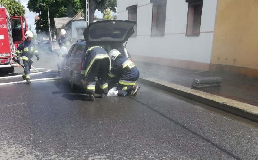 Pożar samochodu w Skokach.  Interweniowała straż pożarna [ZDJĘCIA] 