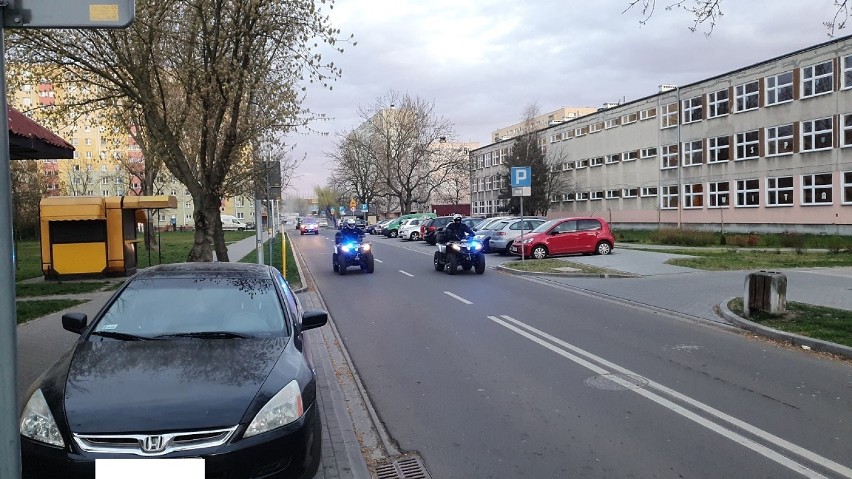 Dezynfekcja ulic i chodników we Włocławku. Akcja pod eskortą policji i WOPR [zdjęcia, wideo]