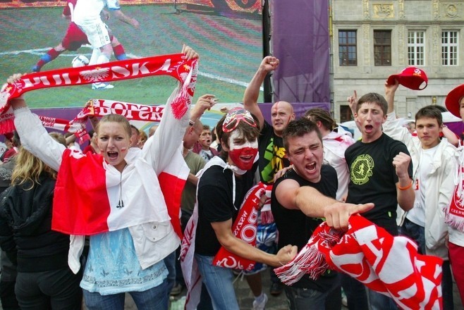 Wrocław: Kibice w strefie dopingowali Polskę (ZDJĘCIA, FILMY)