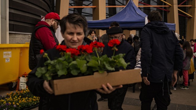 W ramach akcji "Bądź eko na wiosnę", którą pod Galerią Solną w Inowrocławiu zorganizowała 26 marca "Gazeta Pomorska", można było zamienić plastikowe nakrętki i butelki PET na sadzonki kwiatów