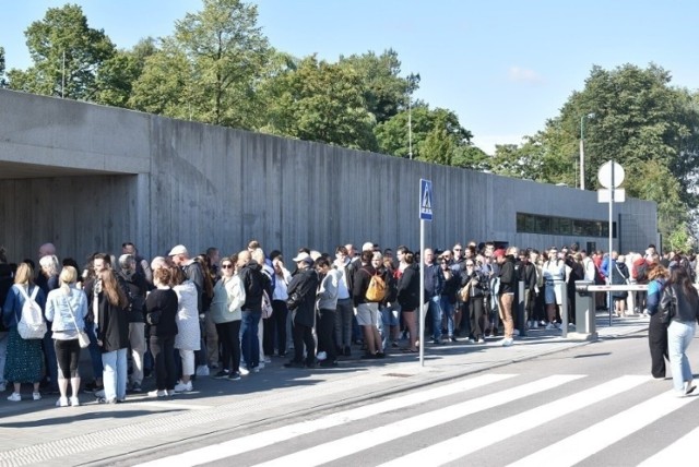 Kolejka turystów w nowym centrum obsługi odwiedzających muzeum