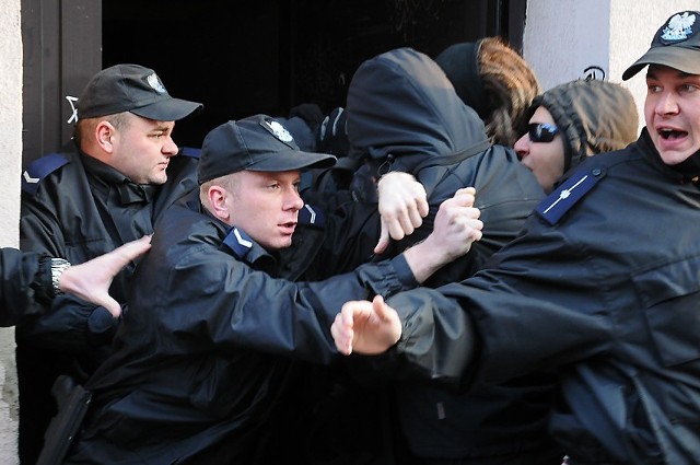 -&nbsp;Policja jest po to, żeby łamać prawo. To nie policja to banda zbirów &#8211; skandują młodzi ludzie pod kamienicą przy Dąbrowskiego 15. Mają bębny. Głośno wybijają rytm. 

Zobacz więcej: Eksmisja na Dąbrowskiego. Anarchiści kontra policja [ZDJĘCIA, WIDEO]