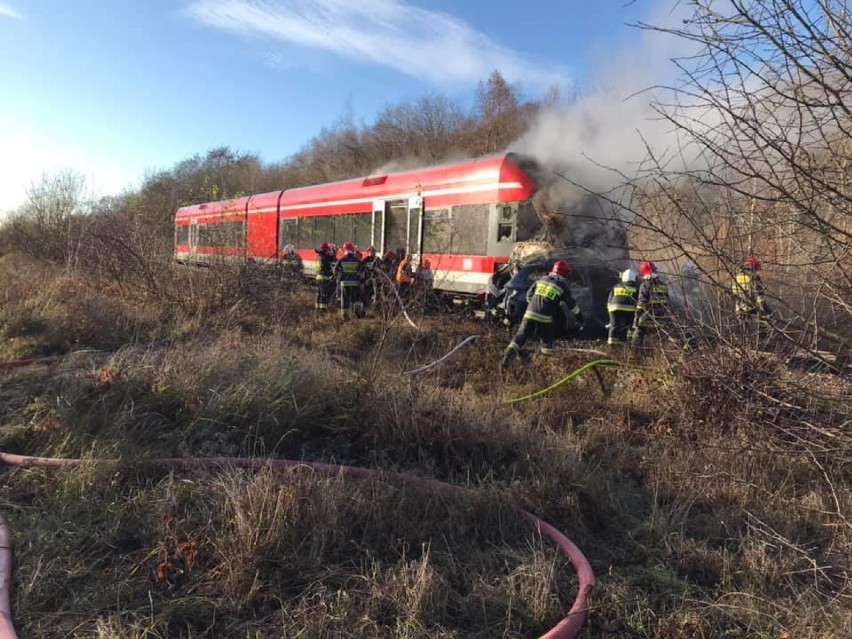 Kołbaskowo: Śmiertelny wypadek na przejeździe kolejowym. Auto stanęło w płomieniach [ZDJĘCIA, WIDEO]