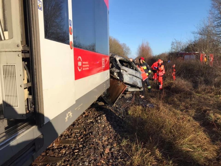 Kołbaskowo: Śmiertelny wypadek na przejeździe kolejowym. Auto stanęło w płomieniach [ZDJĘCIA, WIDEO]