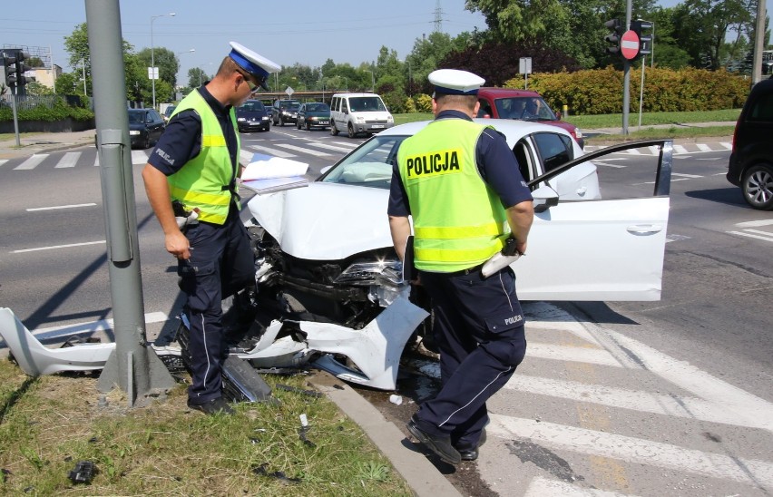 Zderzenie na skrzyżowaniu ulic Zagnańskiej i Łódzkiej w Kielcach. Kobieta została zabrana do szpitala