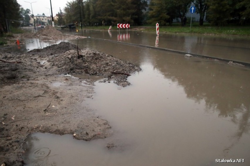 Zalany tunel pod torami między ulicą generała Leopolda...