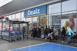 Gorlice. Dealz otwarty. Zaciekawieni handlową nowinką gorliczanie czekali na oficjalne przecięcie wstęgi