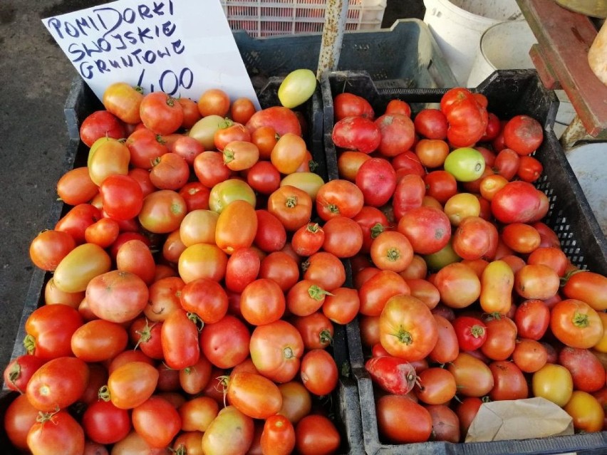 Na targowisku jeszcze lato, ale pachnie też jesienią. Aronia, borówka, maliny, kabaczki, grzyby itd. Zobacz ceny