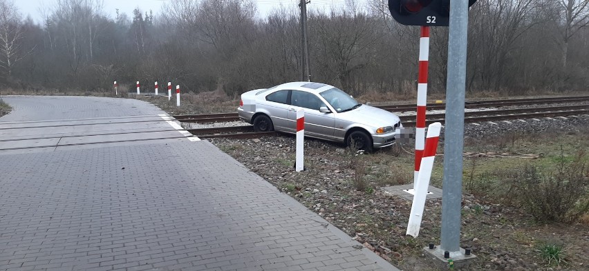 Auto zablokowało linię kolejową Szczecinek - Runowo...