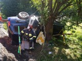 Wypadek w Szczawie. Osobówka uderzyła w drzewo. Wezwano LPR