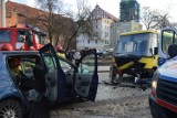 Groźny wypadek w Żaganiu! Ranny kierowca osobówki trafił do szpitala!