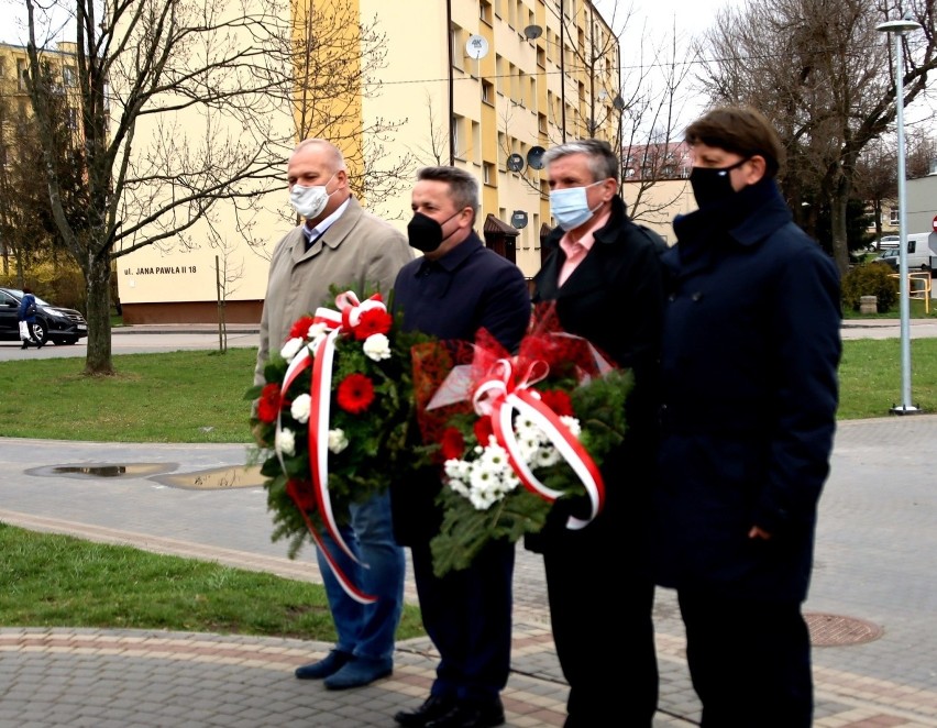 Kwiaty przed pomnikiem składają, od lewej: przewodniczący...