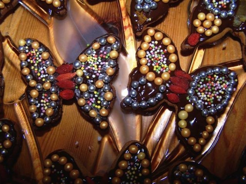 Korpusy motylków wykonano z suszonych jagód goi.