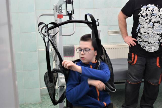 Do SP 2 w Stargardzie trafił podnośnik transportowo-kąpielowy dla osób niepełnosprawnych