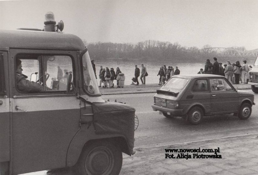 Fiat 126p oraz milicyjna, a później policyjna nyska podczas...